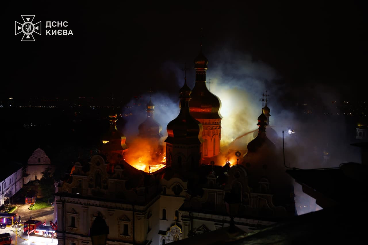 Пожежа в Успенському соборі Лаври після нічного удару по Києву